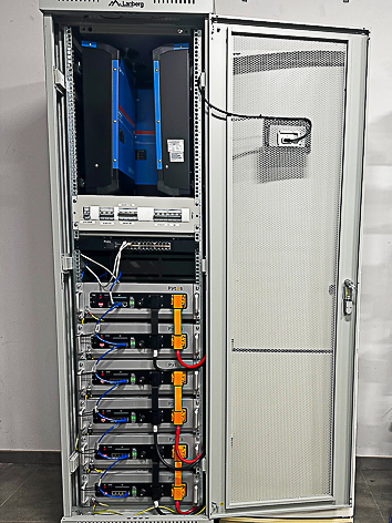 System Victron w szafie rack – realizacja OZEnergy